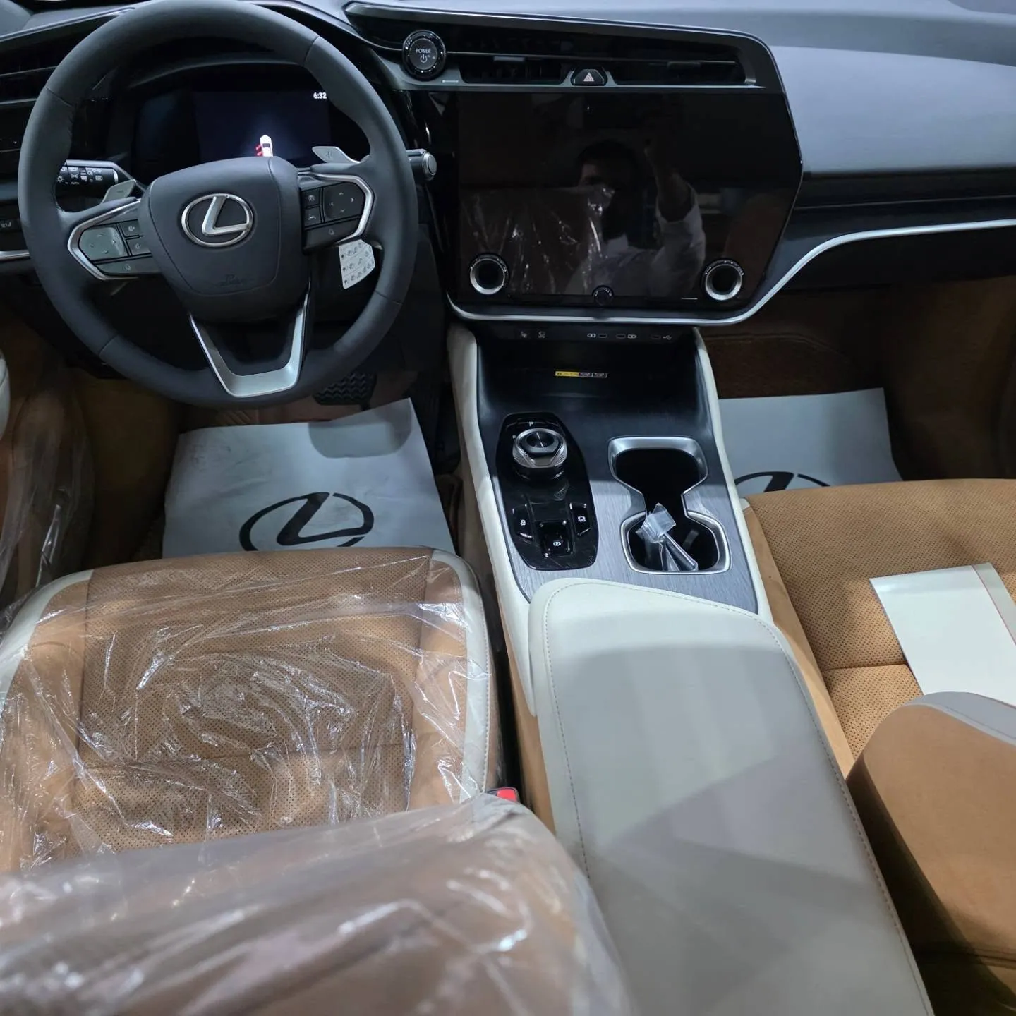 2026 Lexus RZ 500e, photograph 3 of 7